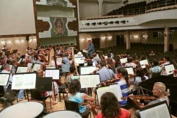 Вся дирижерская кухня происходит в контакте с оркестром