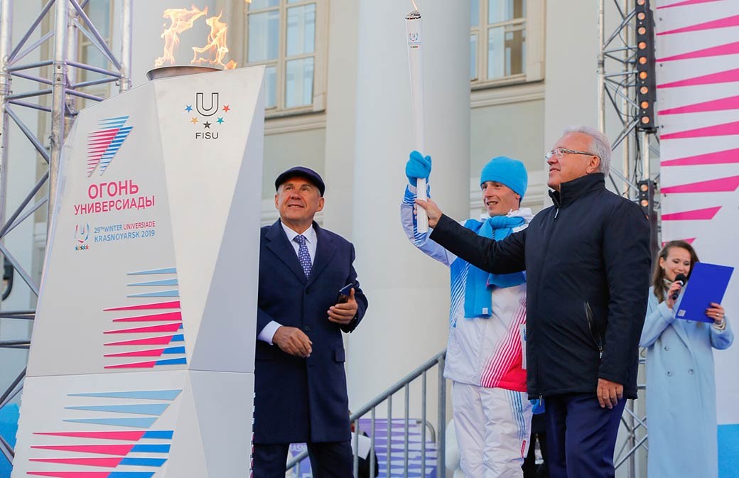 Огонь зимней универсиады-2019 пронесли по историческому центру Казани