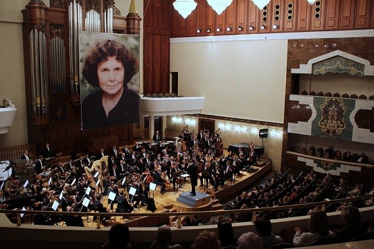 Рождённая в момент исполнения современность